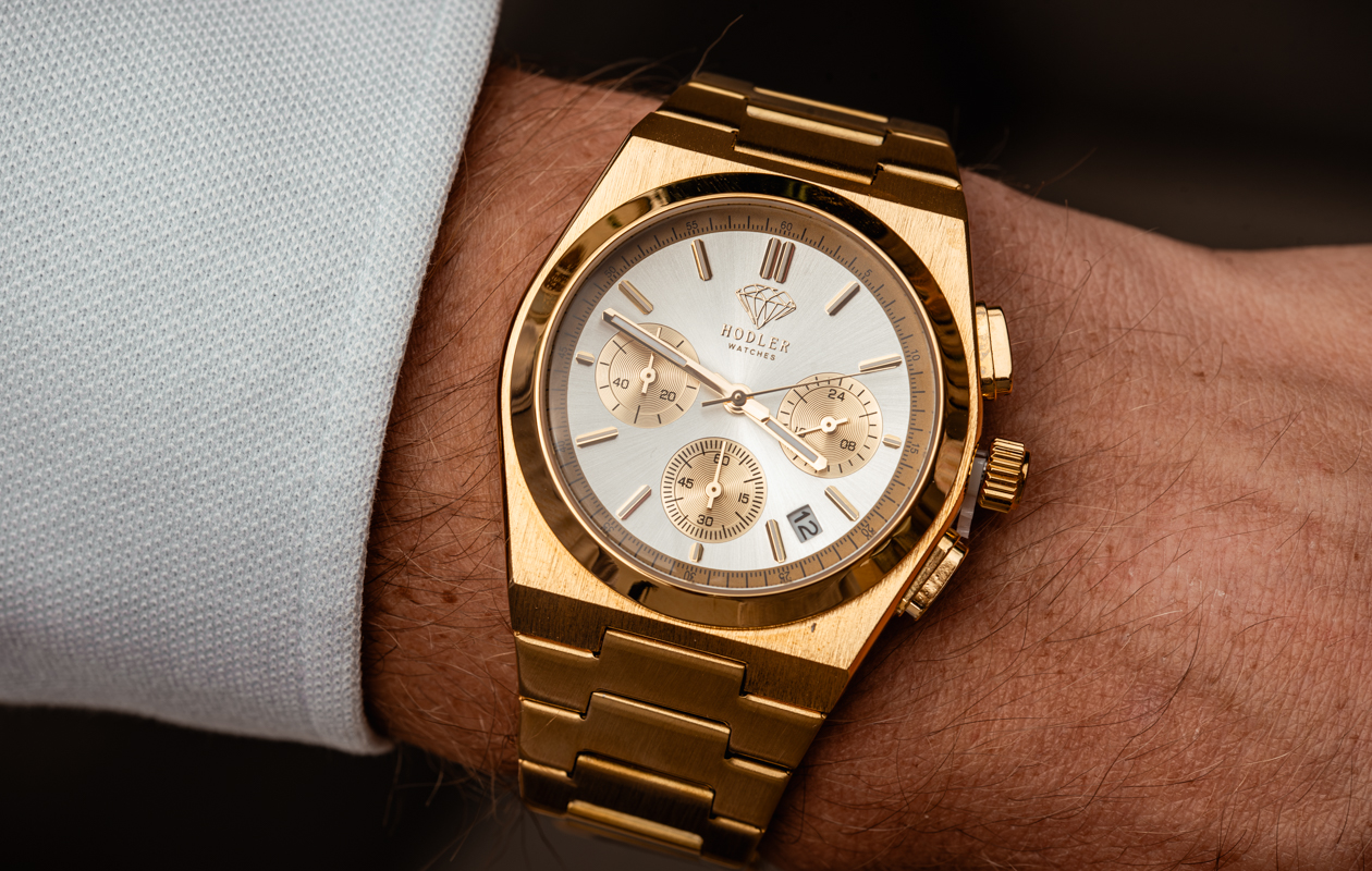 Hodler Torvane in goud met zilveren chronograaf-wijzerplaat, gedragen om de pols